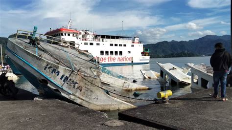 Sejumlah Kapal Tak Terurus Dan Nyaris Tenggelam Di Dermaga Bungus