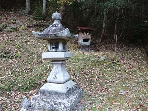 祠（津島神社）愛知県本宿駅の投稿1回目。道路から見えるところに小さな祠があります。 ホトカミ