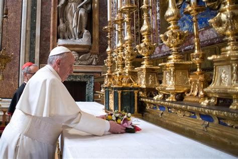 Papa Francesco Prega In Santa Maria Maggiore Vanityfairit