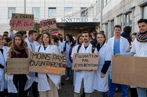 Les Tudiants En M Decine De Clermont Ferrand En Gr Ve Et En Col Re