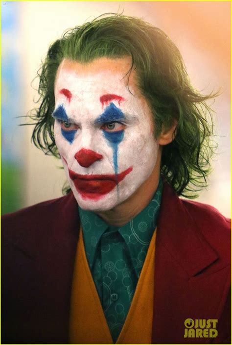 Joaquin Phoenix's Joker Casually Walks Through NYC Subway in Full Clown Makeup as Police Run By ...