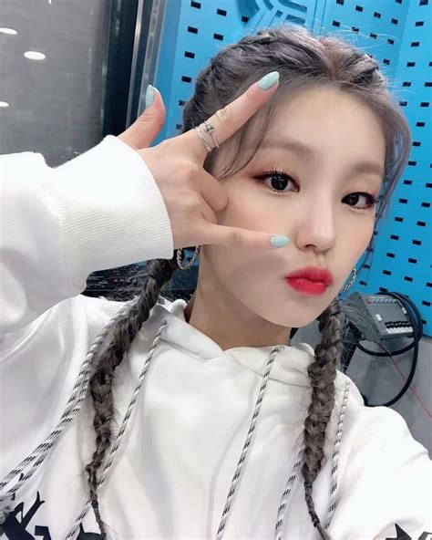 200326 Itzy Yeji Sbs Young Street Instagram Update In 2020 Itzy