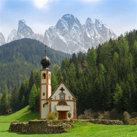 St Johann Church Santa Maddalena Val Di Funes Dolomites Imagem De