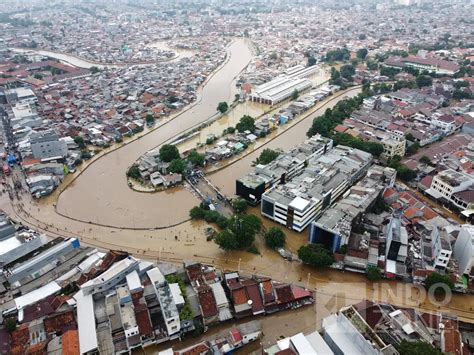 Foto Melihat Dari Udara Kondisi Banjir Di Kampung Pulo Indozone News