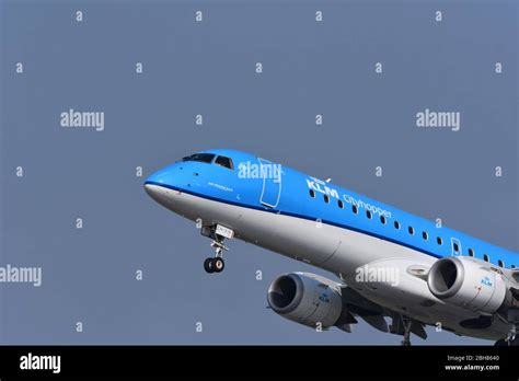 Un Avi N Embraer Cityhopper De Klm Royal Dutch Airlines Despegando Del