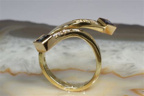 Croisé Ring Gold 585 Saphire und Brillanten Second Hand Schmuck