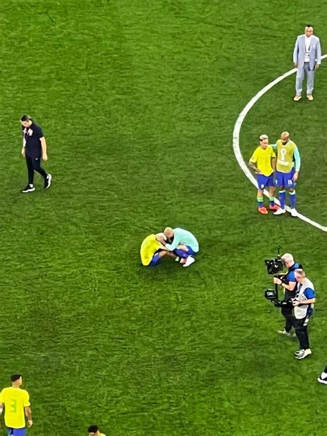 Dani Alves Consoló A Neymar Luego De La Eliminación De Brasil