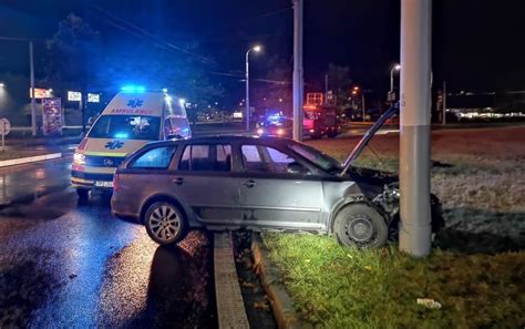 Řidička zřejmě přehlédla kruhový objezd u Makra Krimi Plzeň