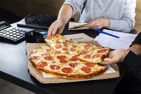 Amantes De La Pizza Buscan Nuevas Experiencias De Sabor Dominos De