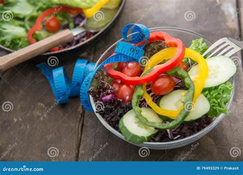 Verse Groentensalade Op Kom Met Het Meten Van Band Over Houten Stock