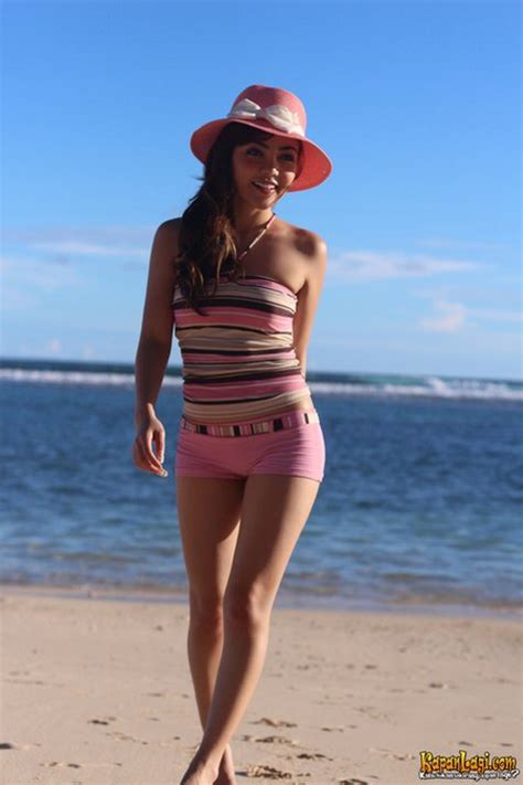 Hot Sexy Bella Shofie Bikini Pics