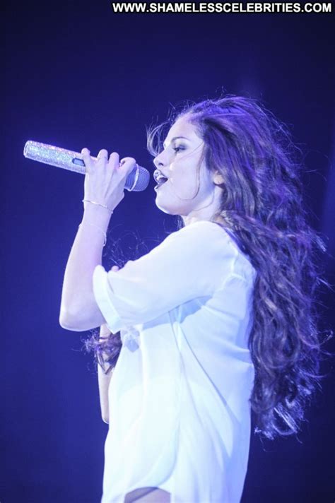 Selena Gomez Performance Babe Beautiful High Resolution Celebrity