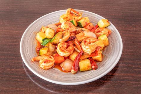 Plat De Crevettes Chinoises Aux Légumes Oignons Courgettes Au Cayenne