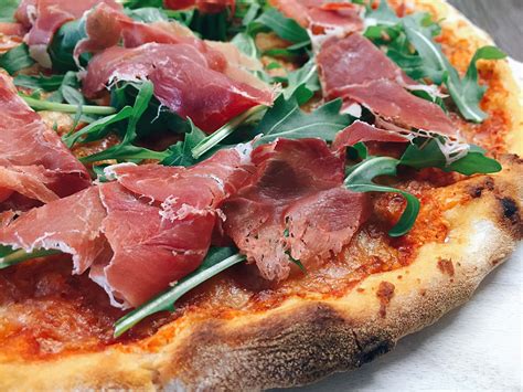 Pizza Parma Mit Rucola Und Parmaschinken Rezept