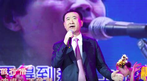 Wanda Chairman Wang Jianlin Serenades His Staff at Corporate Gathering