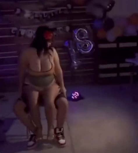 VIDEO Madre regala baile exótico a su hijo por cumpleaños El Mañana