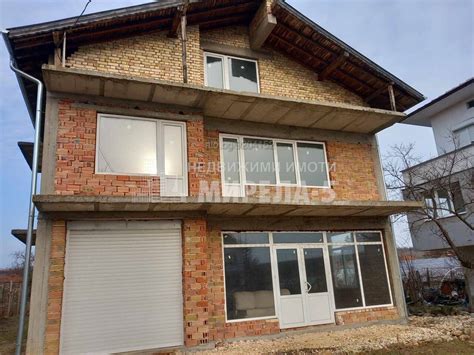 Къща за продажба в Басарбово Двуетажна къща 176 кв.м РЗП 802 кв.м двор ...