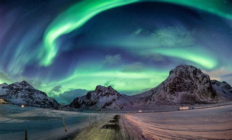 Aurora Boreal Sobre Monta As Nevadas Papelpintado