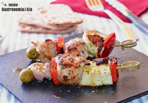 Brochetas de pollo con queso halloumi y hierbas aromáticas un