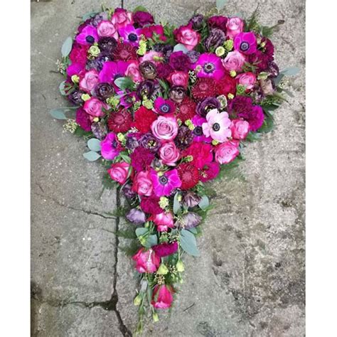 Et Hjerte Af Blomster Et Smukt Og Kærligt Farvel Til En Du Holder