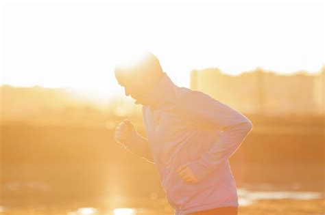 Um Jovem Corre De Manh Ao Nascer Do Sol Pratica Esportes E Leva Um