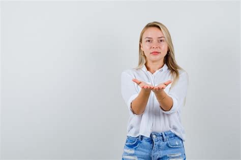 Jeune Femme Blonde Dans Une Chemise Blanche Photo Gratuite