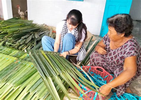 Du khách đến Hà Tiên chằm lá dừa câu cá và ngồi vỏ lãi ngắm vẻ đẹp đầm