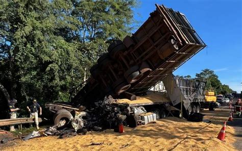 Acidente Envolvendo Quatro Ve Culos Deixa Seis Mortos Na Br