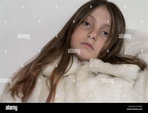 Fille Aux Yeux Et Cheveux Long Brun Banque De Photographies Et Dimages