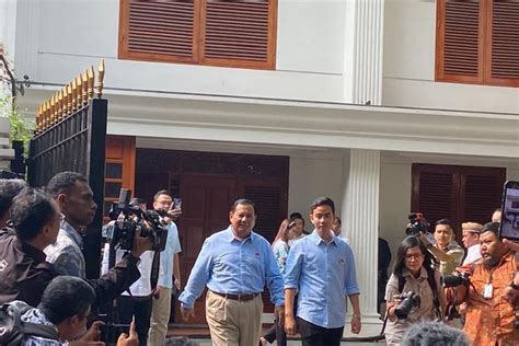 Sejuk Damai Gembira Prabowo Gibran Pakai Baju Biru Daftar Ke Kpu — Mimbar Rakyat