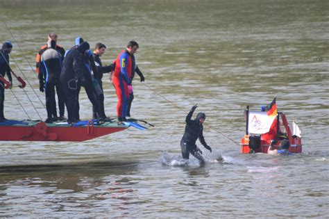 Wiesbadenaktuell Anschwimmen Der Taucher Im Rhein Bei Wiesbaden Am