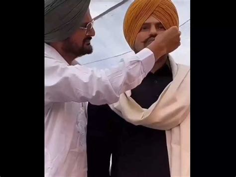 Sidhu Moose Walas Father Unveils The Statue Of The Slain Singer On His First Barsi Video Goes