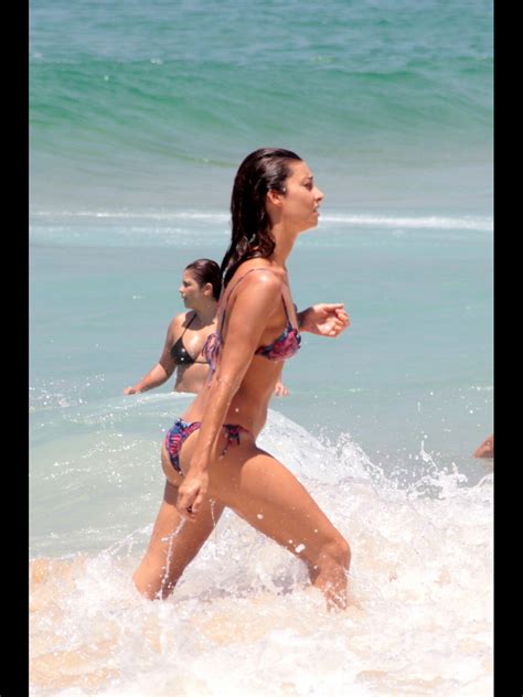 Foto Júlia Oristanio aproveitou o dia de sol dentro do mar de Ipanema