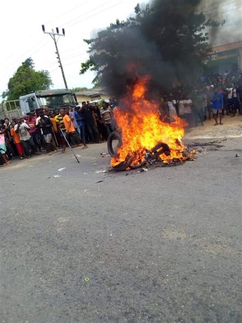 Horror Angry Mob Drags Thief Out Of Police Station And Burn Him Alive