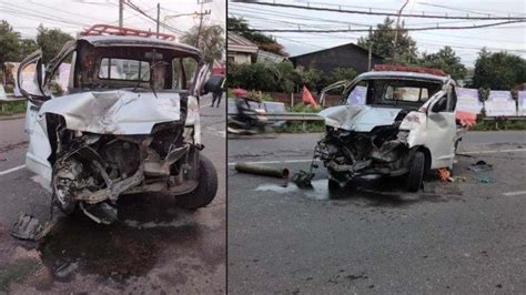 Tabrakan Adu Moncong Truk Gandeng Vs Mobil Pikap Di Gresik Sopir