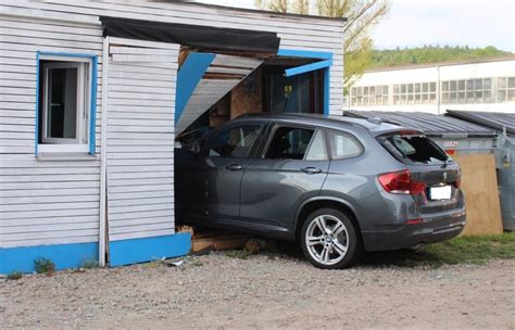 Autofahrer 40 Krachte Bei Unfall In Bruck In Container