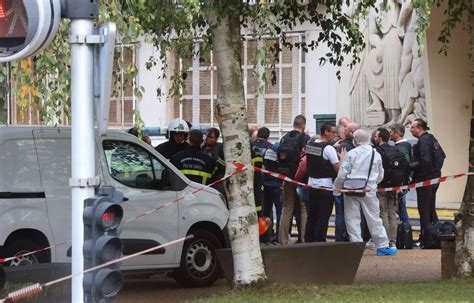 France un enseignant tué lors d une attaque au couteau dans un lycée à