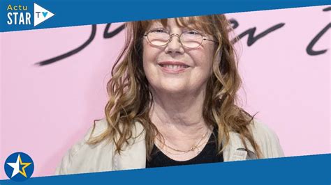 Jane Birkin Diminu E Cause D Une Fracture Elle Prend Une Lourde