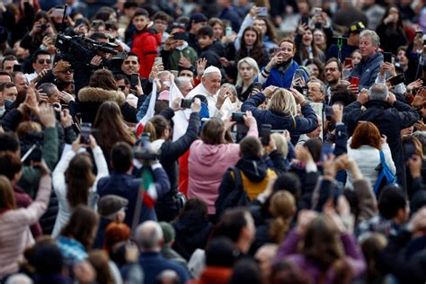 Papa defende igualdade para mulheres mas descarta sacerdócio feminino