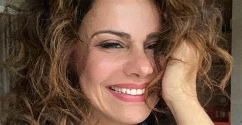 De biquíni fininho Viviane Araújo ostenta corpão em selfie e