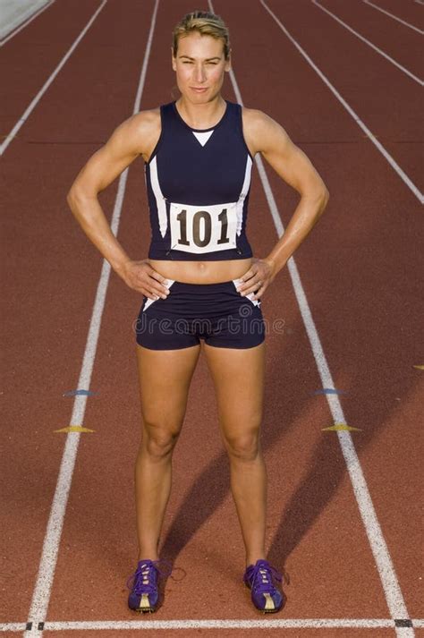 Atleta De Sexo Femenino Confiado On Racing Track Imagen De Archivo