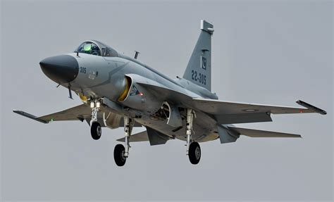 Paquistão recebe novos caças JF-17 Block III com tecnologias usadas no J-20