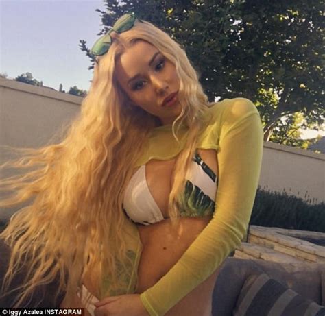 Iggy Azalea Flaunts Ample Derri Re On Instagram Daily Mail Online