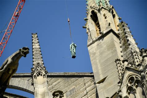 Les Statues De Notre Dame De Paris Senvolent Pour être Restaurées