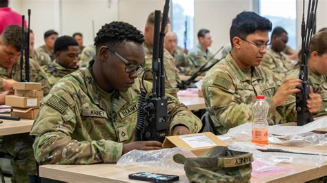 Tuning Into The Future Us Soldiers Master New Radio Technology Us
