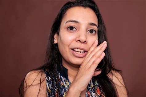 Mujer India Susurrando Contando Un Primer Plano Secreto Sosteniendo