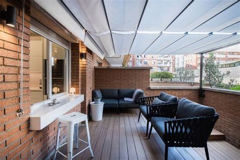 Foto Terraza Con Toldo Corredero Y Suelo De Tarima De Madera De