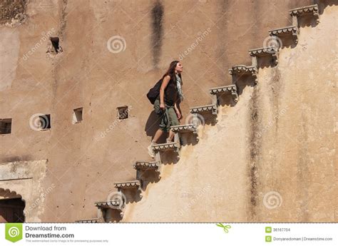 Mujer Joven Que Funciona Con Para Arriba Las Escaleras Palacio De