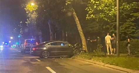 Jeziv Prizor U Kragujevcu Automobil Se Zakucao U Drvo Policija Na