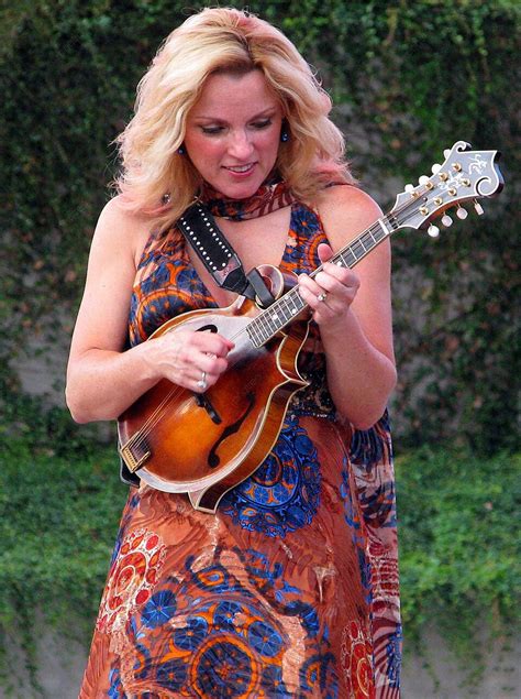 พื้นหลังrhonda Vincent เล่นแมนโดลินใน Frisco Texas Play Enjoy Fest รูป